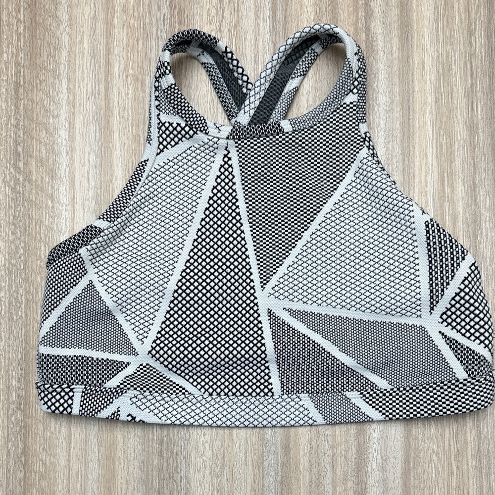 Beyond Yoga Breakout Studio Sports Bra in color White Breakout Size Medium